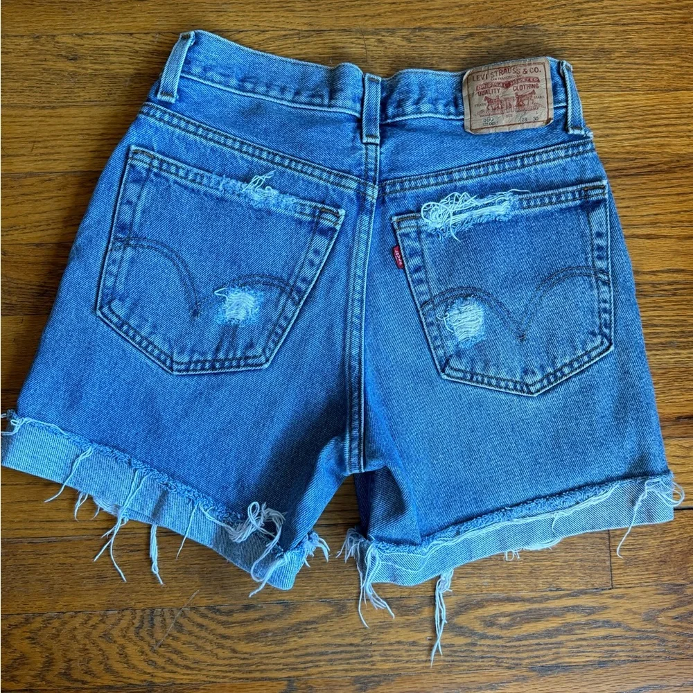 Levi’s Vintage 90’s 550 light wash student fit high rise cut off jean shorts